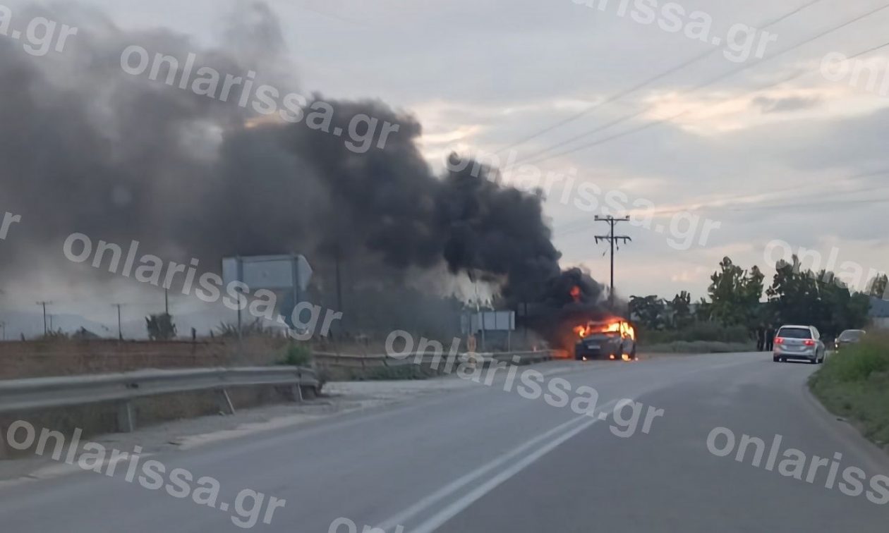 Φωτιά σε αυτοκίνητο κοντά στη Λάρισα οδηγός απομακρύνθηκε έγκαιρα