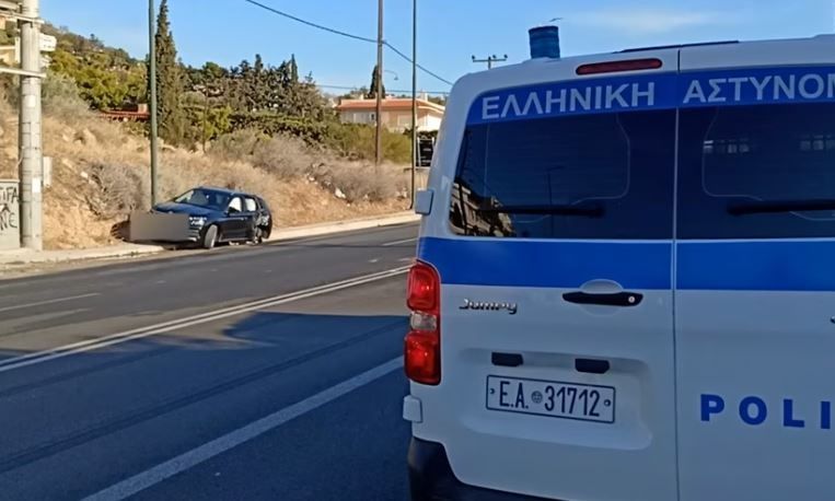 Σοβαρό τροχαίο ατύχημα στη Γλυφάδα με μοτοσικλέτα και αυτοκίνητο