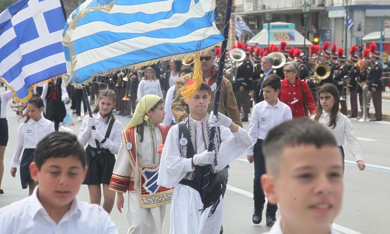 Κόστος των Στολών για την Παρέλαση της 28ης Οκτωβρίου Βαρύνει τις Τσέπες των Γονέων